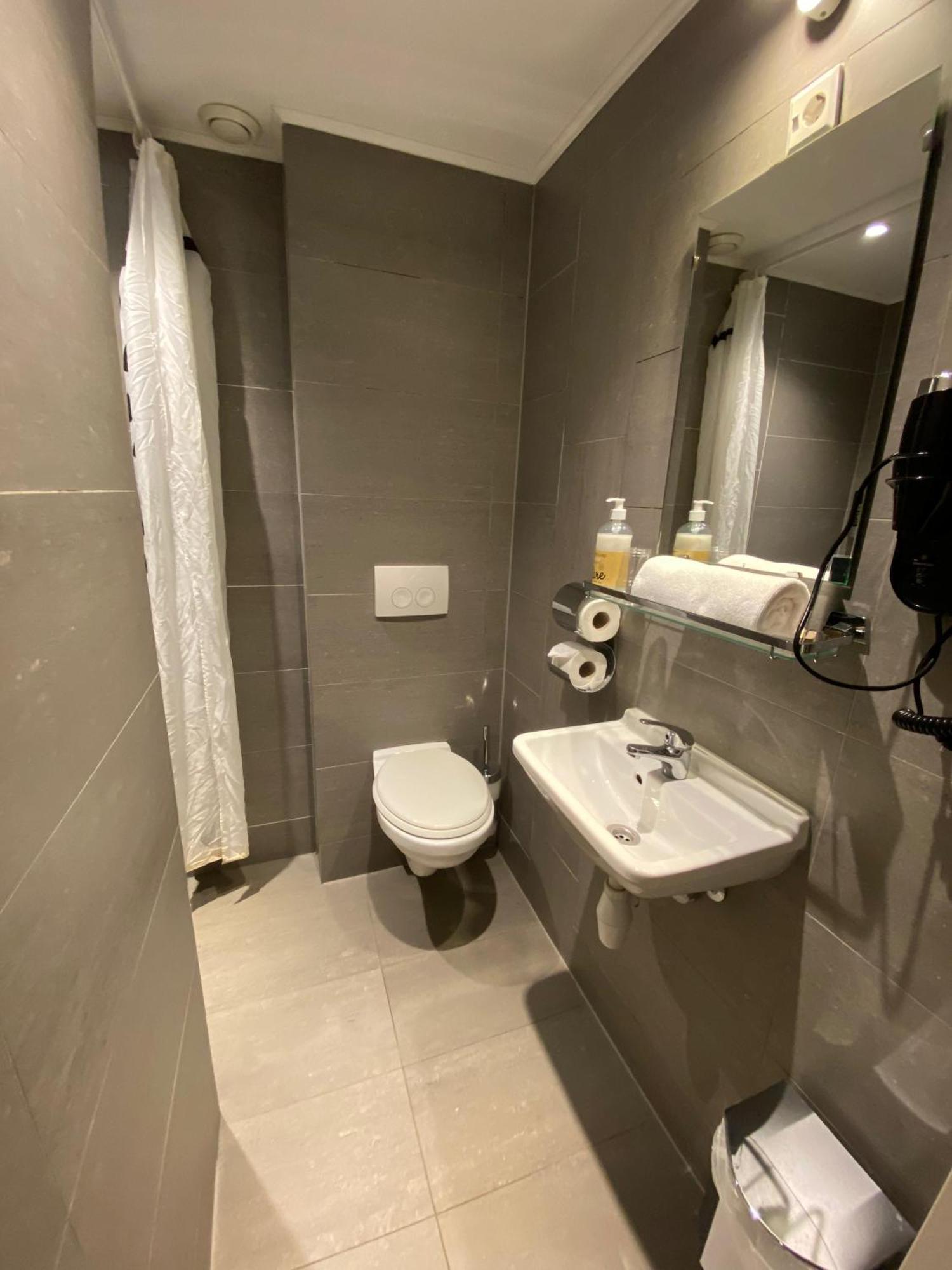 Double or Twin Room with Private Bathroom,1516401862:JPEG