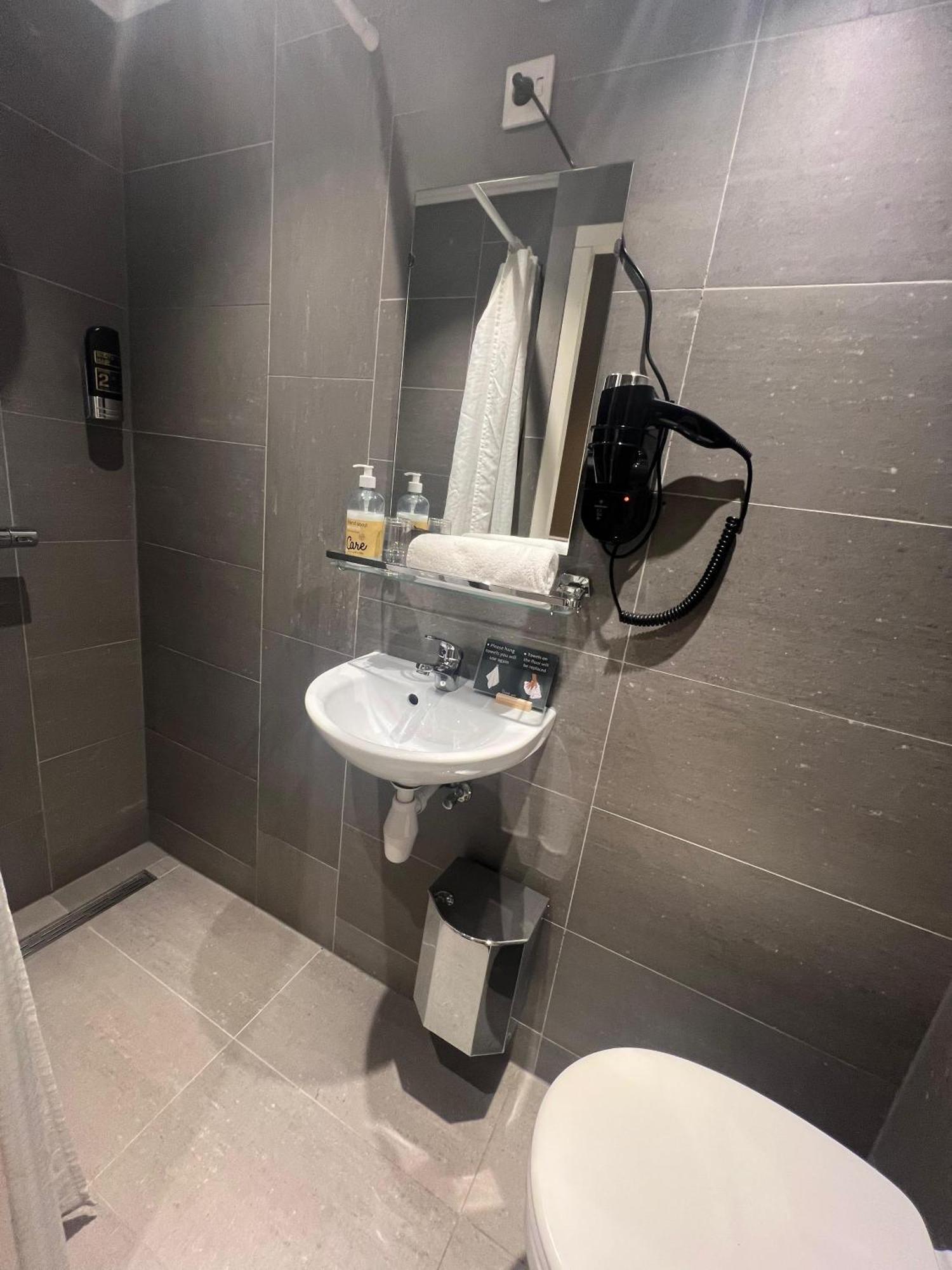 Single Room Private Shower Toilet