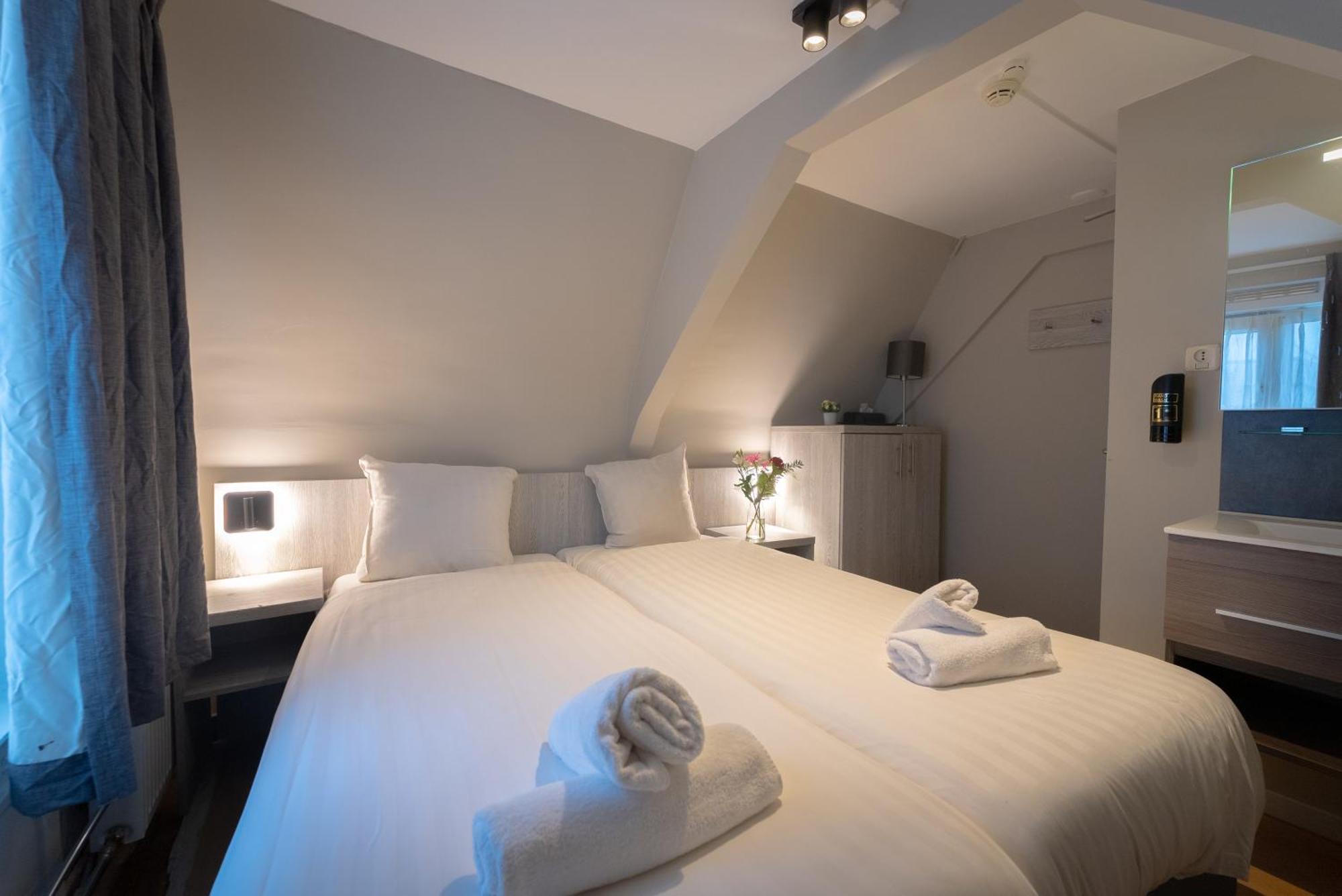 Standard Twin Room with Shared Bathroom