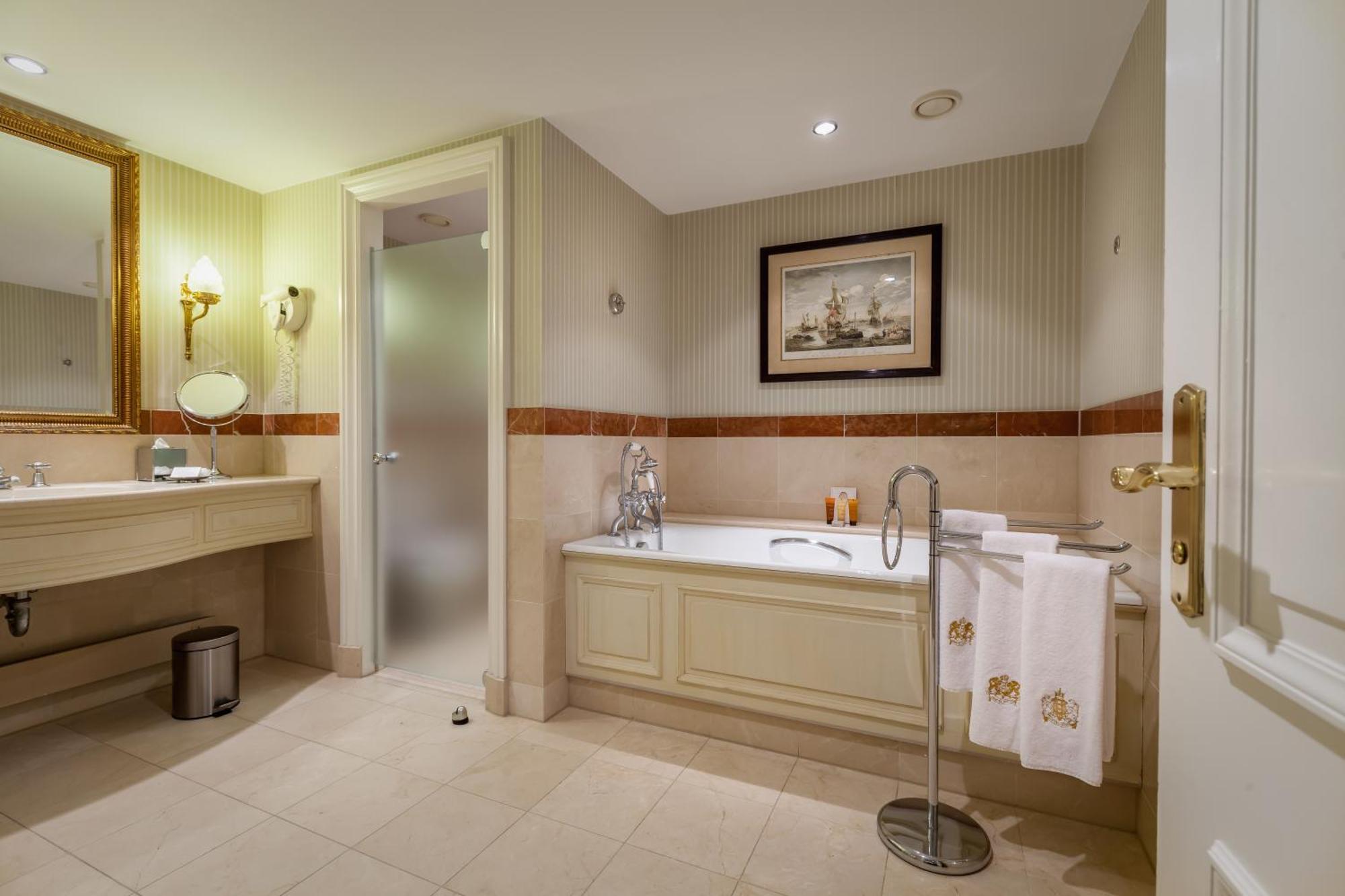 Junior King Suite with City View