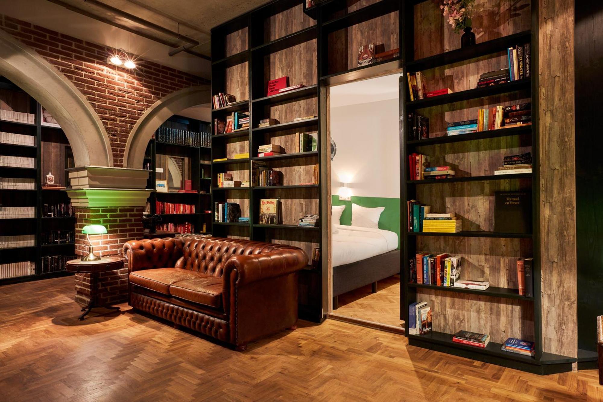 Secret Bookcase M (shared bathroom),1706865250:JPEG