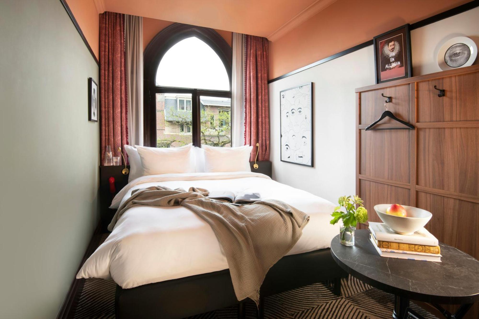Snug Room 1 Double Bed
