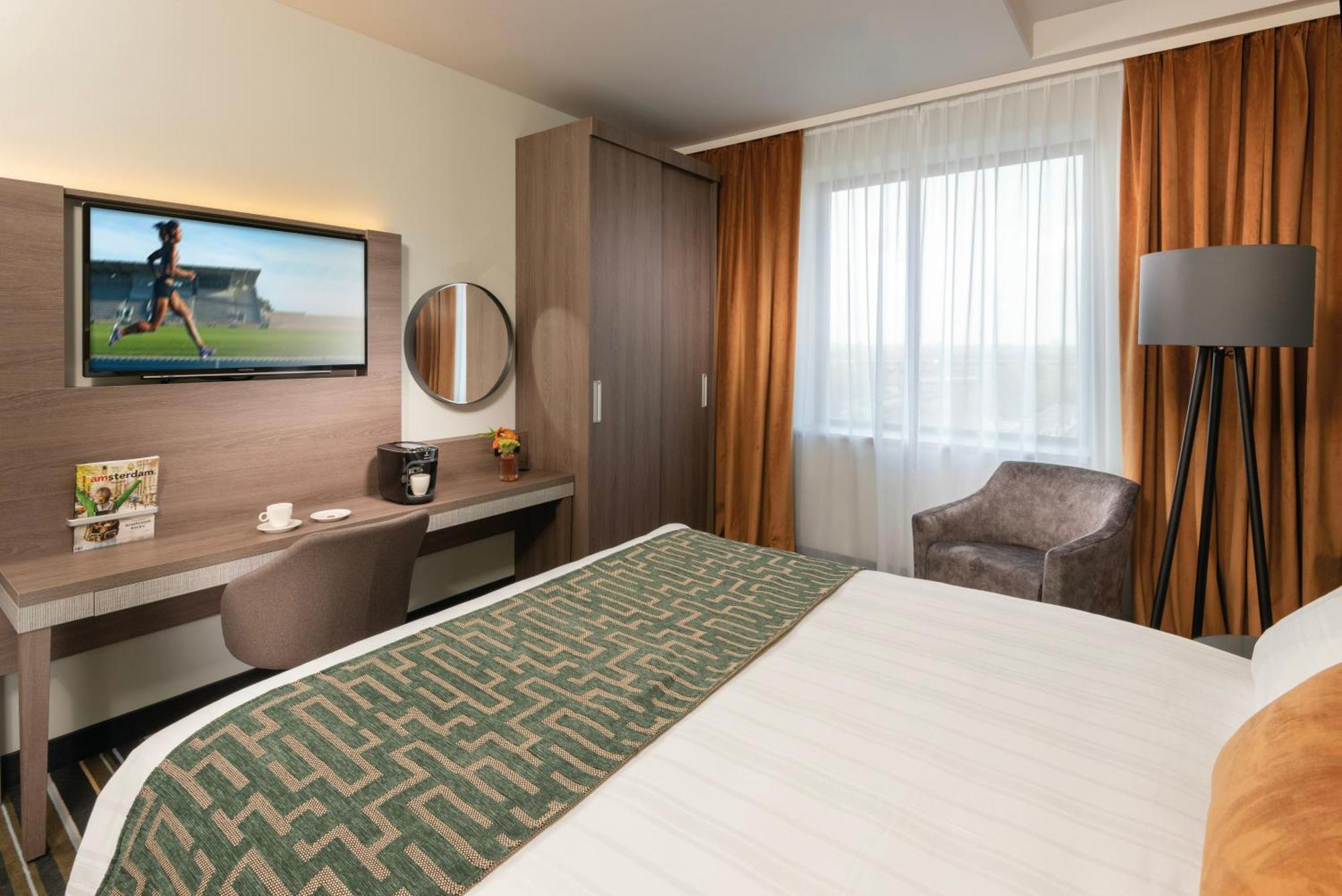 Deluxe Room 1 Queen Bed Upper Floors