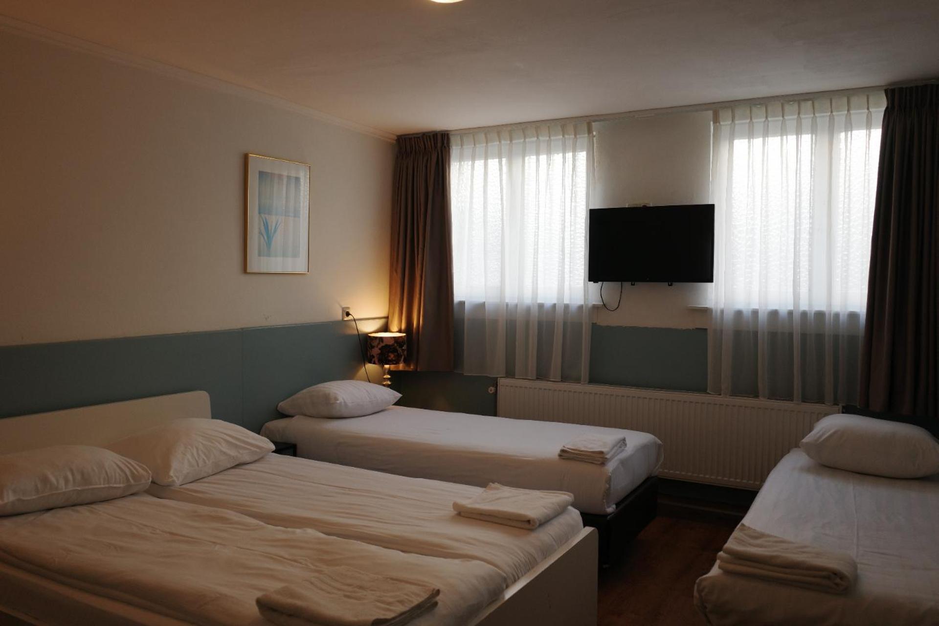 Standard Quadruple Room with Private Bathroom