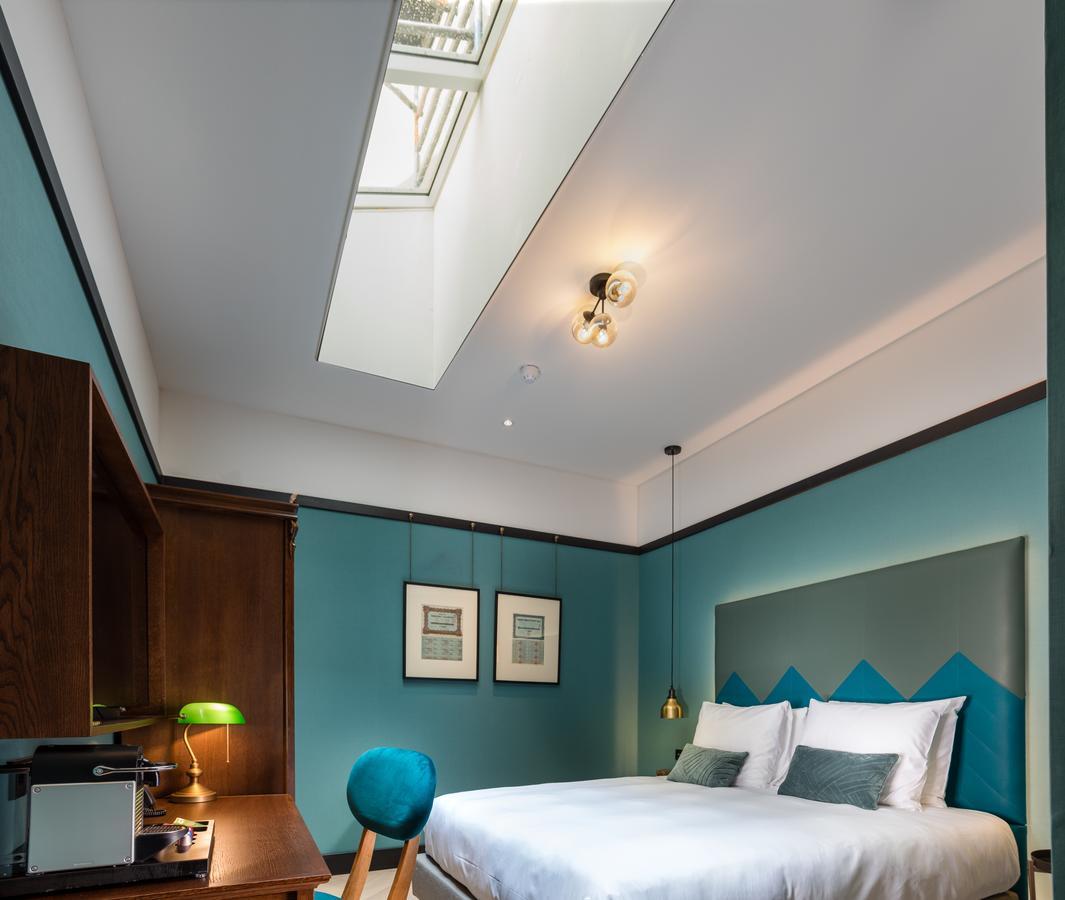 Basic Twin Room Skylight No Windows