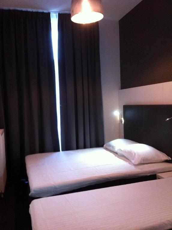Small Triple Room,425309955:JPEG